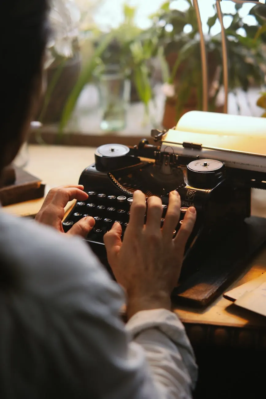 Autor escribiendo su manuscrito